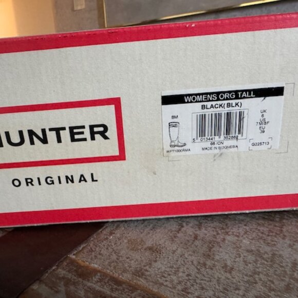 HUNTER Women's Original Rubber Knee-High Rain Boots - Picture 5 of 6